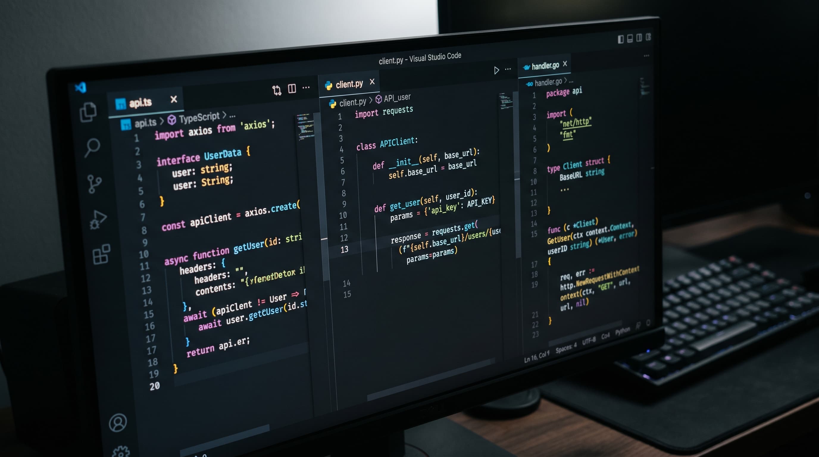 Lähikuva koodieditorin välilehdistä, joissa näkyy TypeScript-, Python- ja Go-koodia rinnakkain tummalla teemalla.