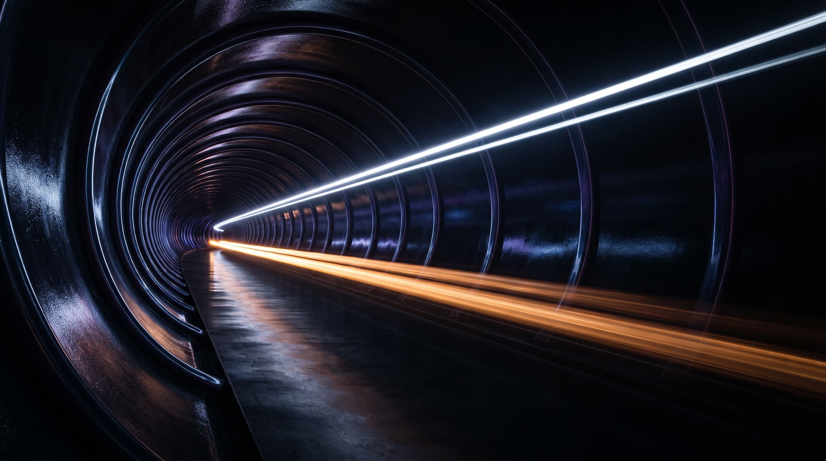 Kaksi valojuovaa kuituoptisessa tunnelissa: ohut kirkas juova edellä ja paksu hidas juova selvästi jäljessä.