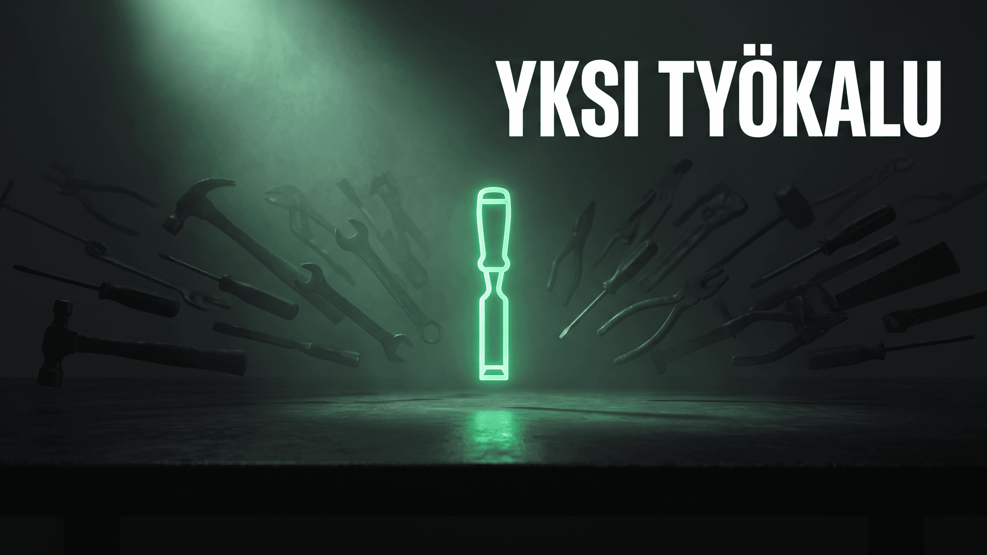 Yksi hohtava vihreä työkalu tummalla työpöydällä, taustalla haalistuvia hylättyjä työkaluja ja teksti YKSI TYÖKALU